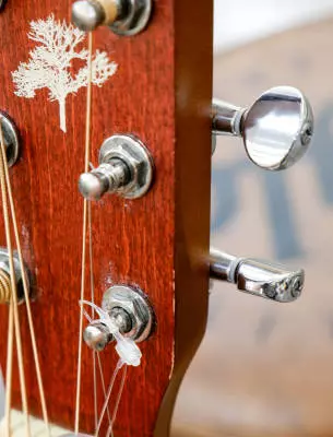 Art & Lutherie Ami Spruce Parlor Acoustic Guitar in Burgundy 2